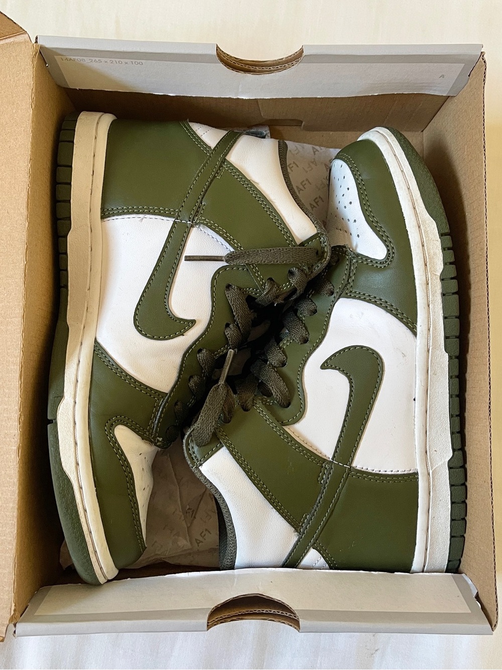 Nike Dunk High (GS) Kid’s Unisex Sneakers in Olive Green and White